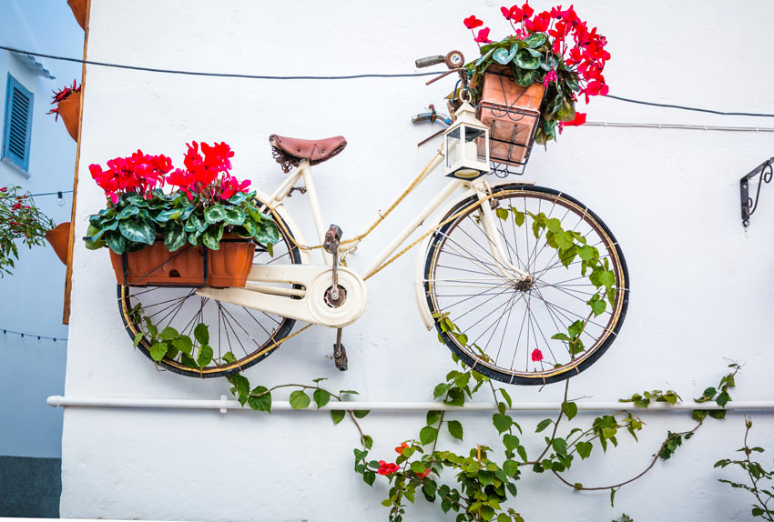 bicicletta appesa al muro industrisl