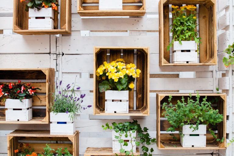 Arredare balcone e giardino con le cassette di legno: lasciatevi ispirare