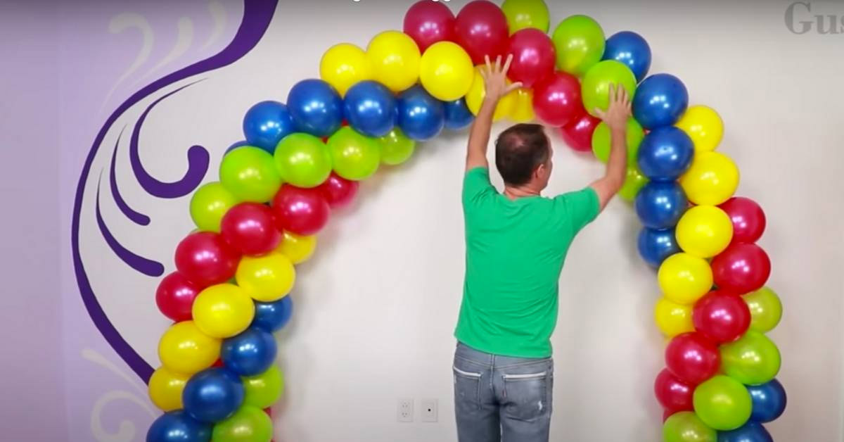 Come si realizza un arco di palloncini fai da te senza struttura: il video